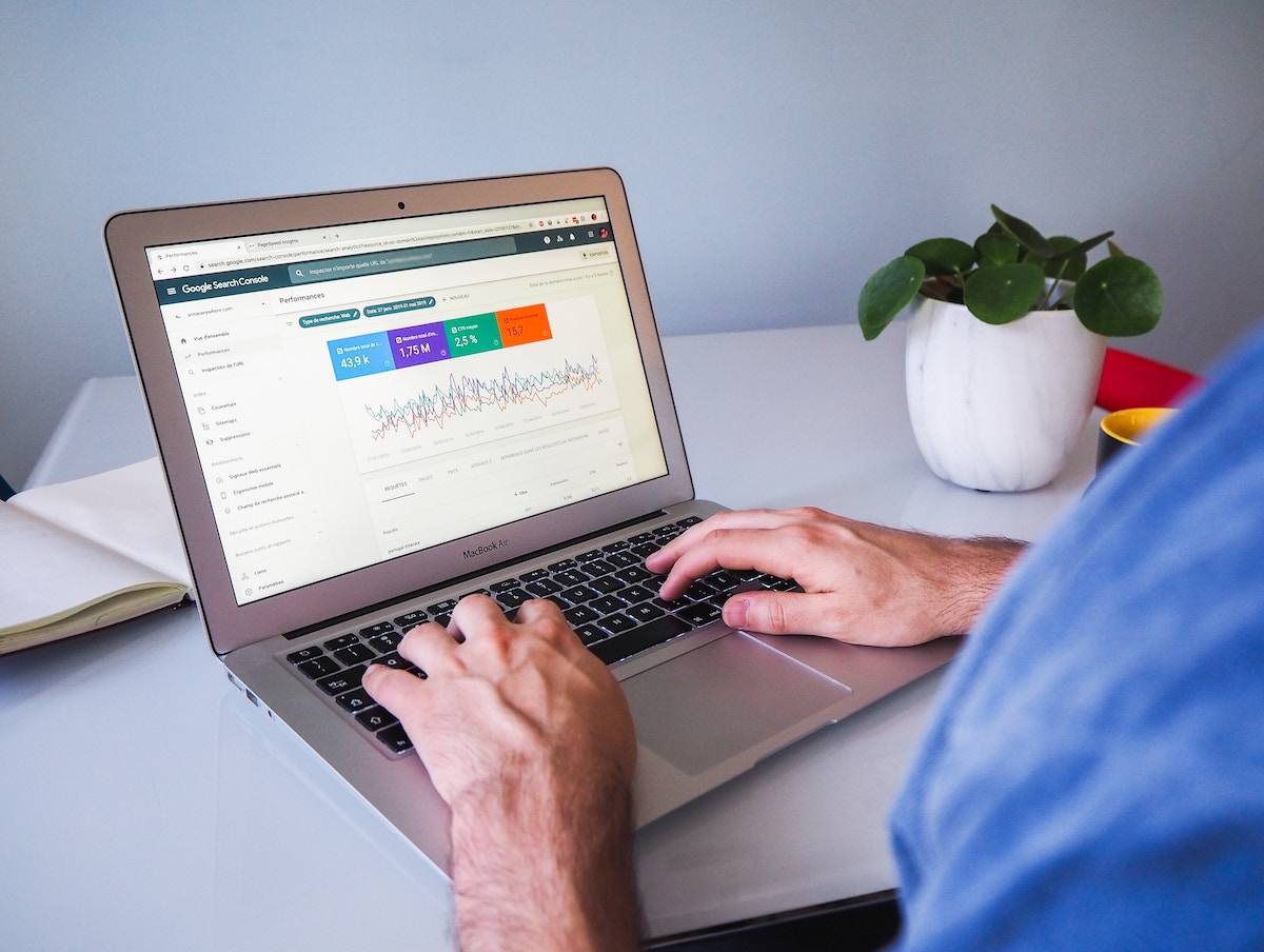 How do I search for keywords in SEO?
